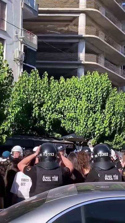 İzmir’de Onur Yürüyüşü’ne müdahale: En az 29 kişi gözaltına alındı