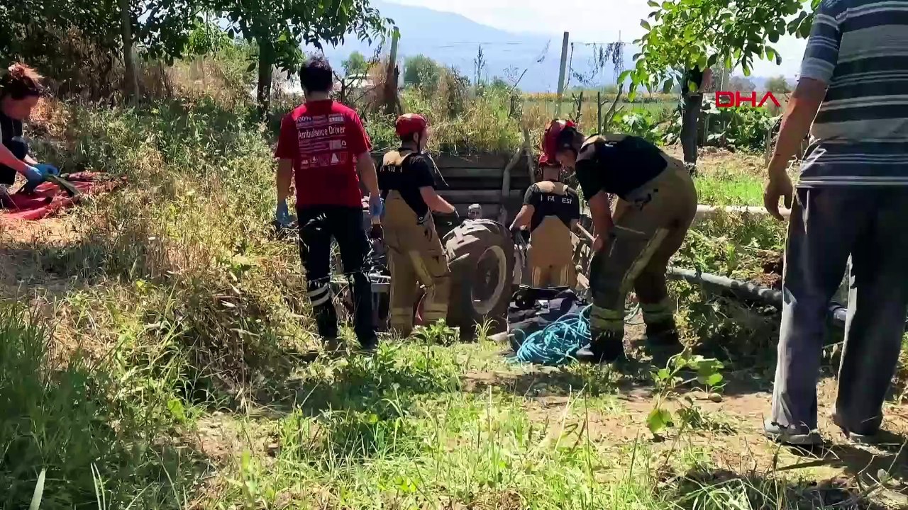 İki torunuyla birlikte traktörün altında kalan dedeyi itfaiye ekipleri kurtardı; o anlar kamerada