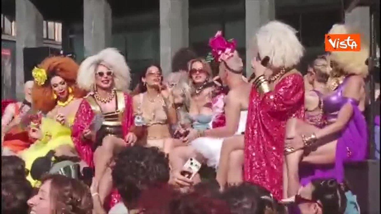 Elodie sul carro del Milano Pride per lei un look sexy con reggiseno di strass e occhiali da sole