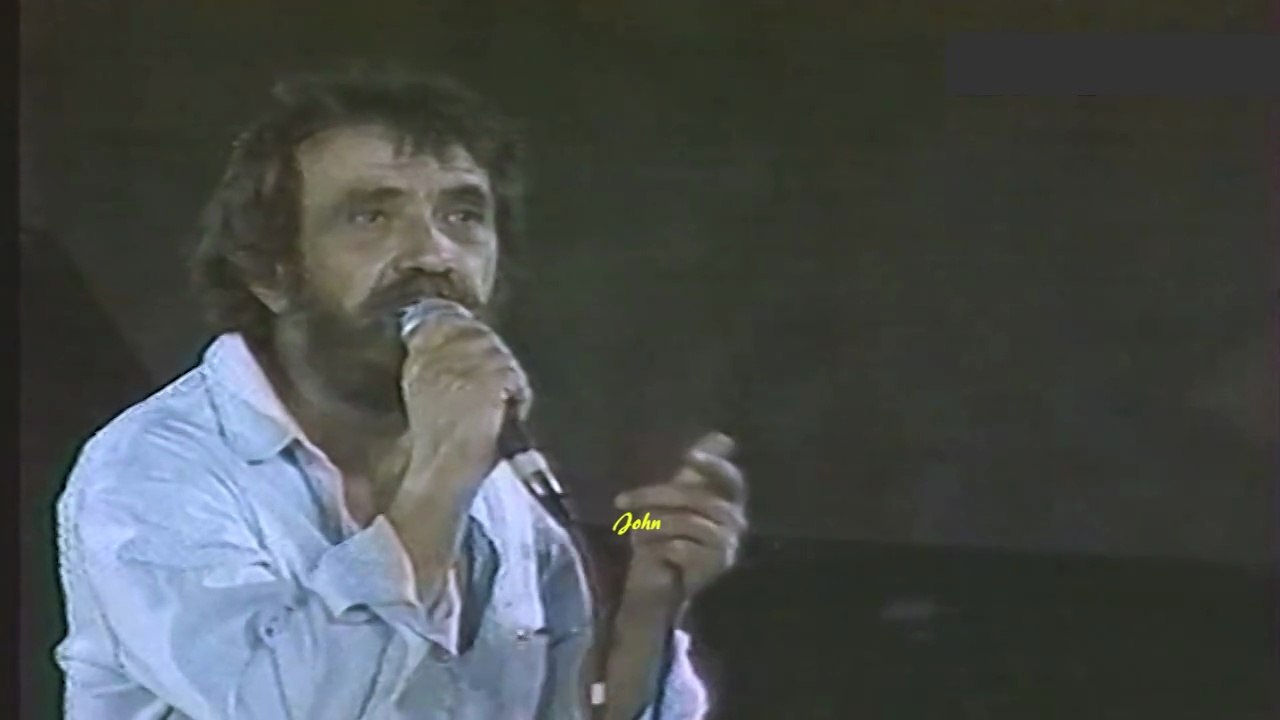Το φεγγάρι κάνει βόλτα (Παίξε Τσιτσάνη μου) - Αντώνης Καλογιάννης & Μίκης Θεοδωράκης (Video Live 1983)