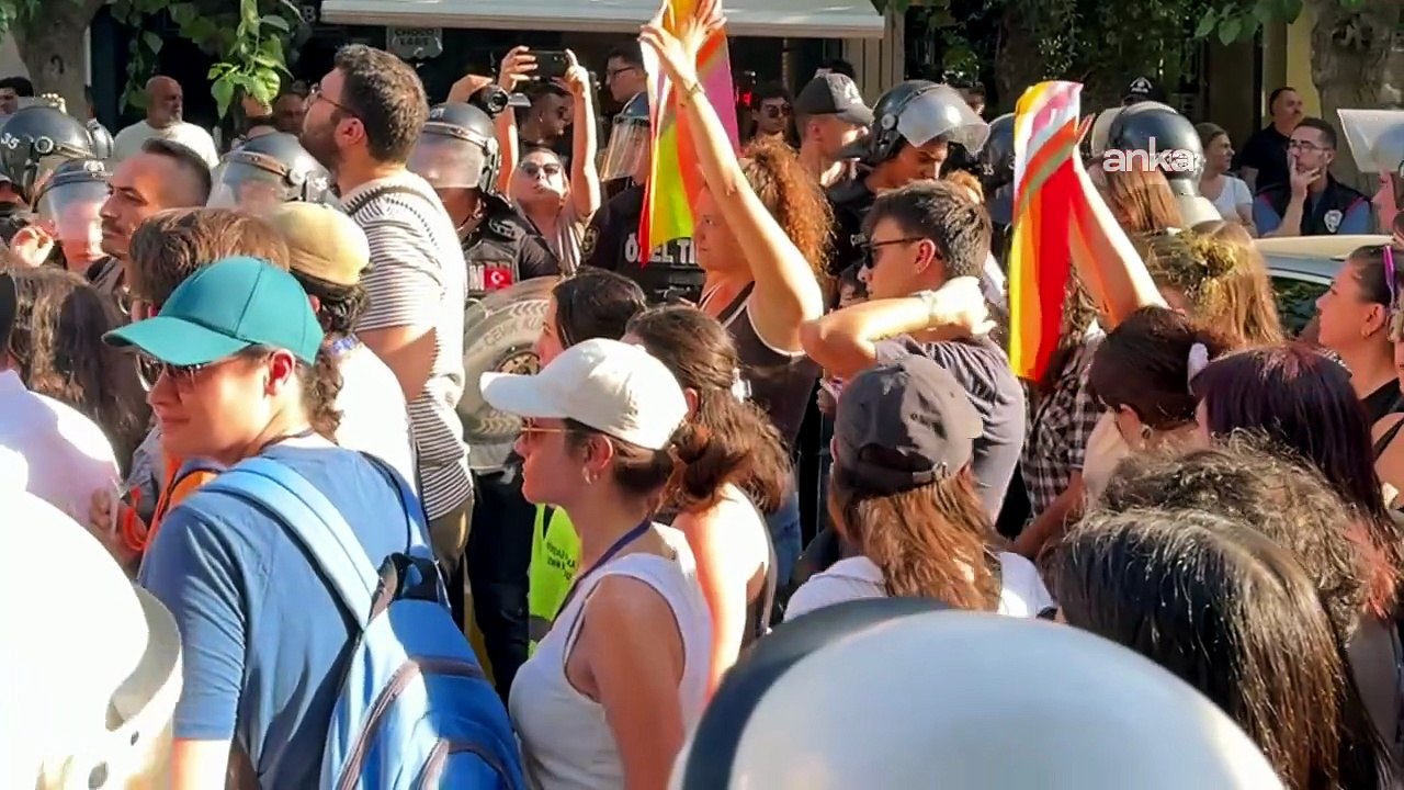 İzmir’de Onur Yürüyüşü'nde gözaltına alınanlar serbest bırakıldı