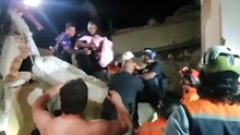 Bebê de 18 dias é resgatado com vida de escombros depois de 32 horas, na quinta-feira, em La Guaira