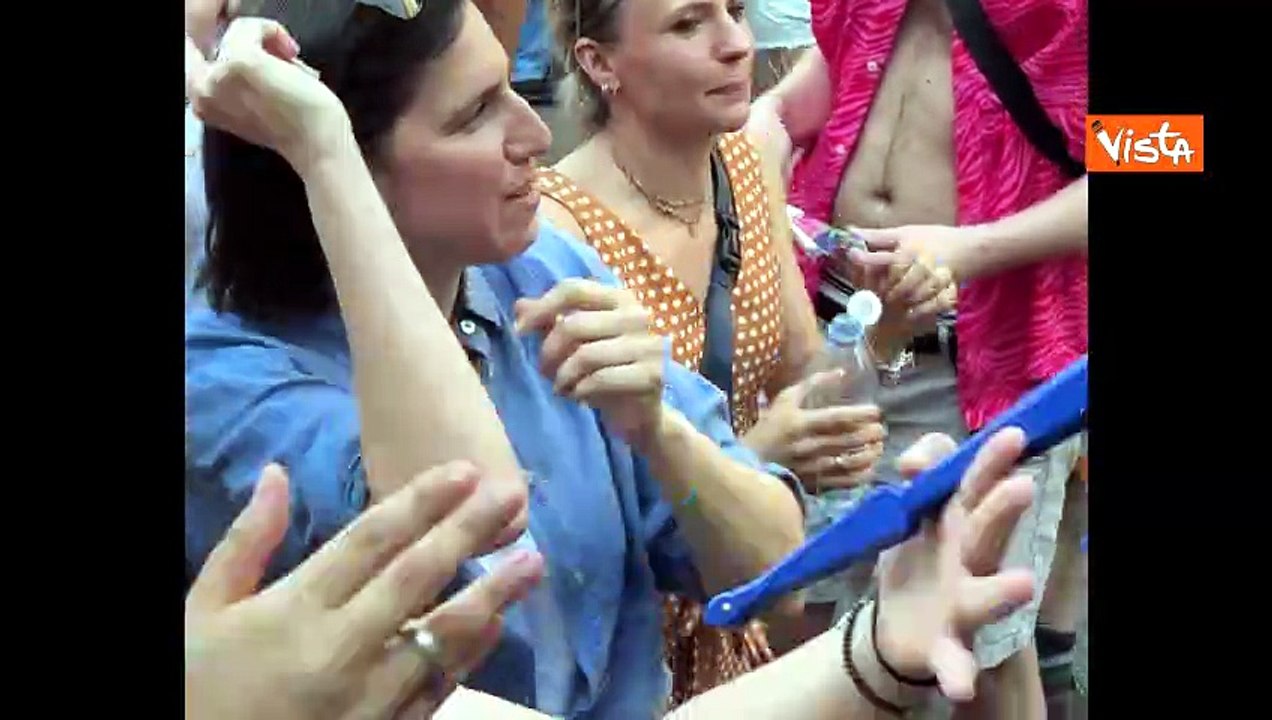 Elly Schlein scatenata balla e canta in strada al Milano Pride