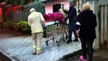 Vítima é socorrida pelo SIATE após queda em residência no Bairro Brasmadeira