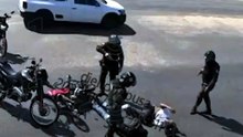 JÁ QUE É PRA TOMBAR! Suspeitos de roubar moto tentam fugir e sofrem acidente