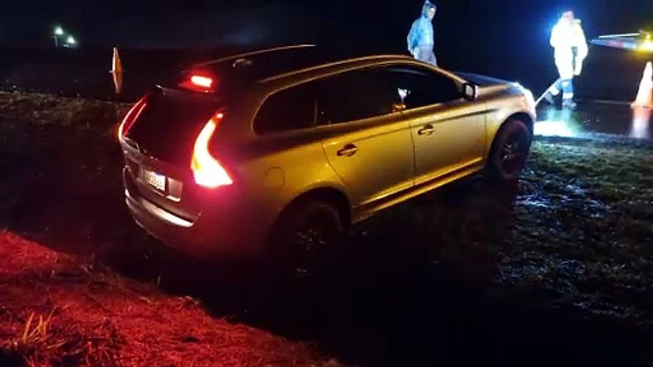 Volvo XC60 sai da pista na BR-163, no Contorno Oeste de Cascavel