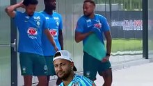 BOM DIA_ BOM DIA_ O Neymar apareceu junto com o elenco da Seleção Brasileira para o treino de hoje