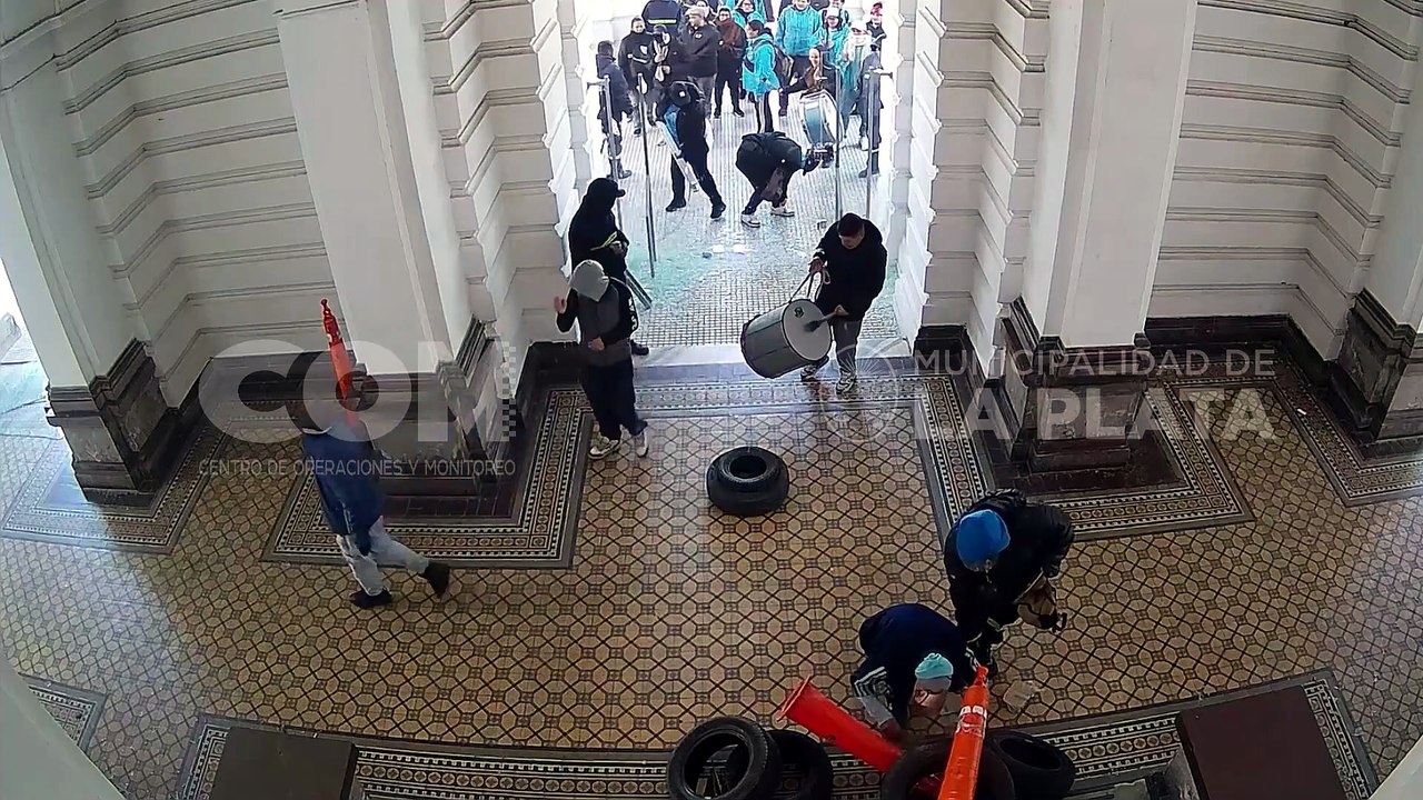 Desde adentro: las imágenes de los disturbios y el fuego en el Palacio Municipal de La Plata