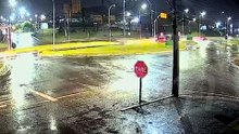 Câmera flagra acidente entre carro e caminhonete no Trevo da Portal