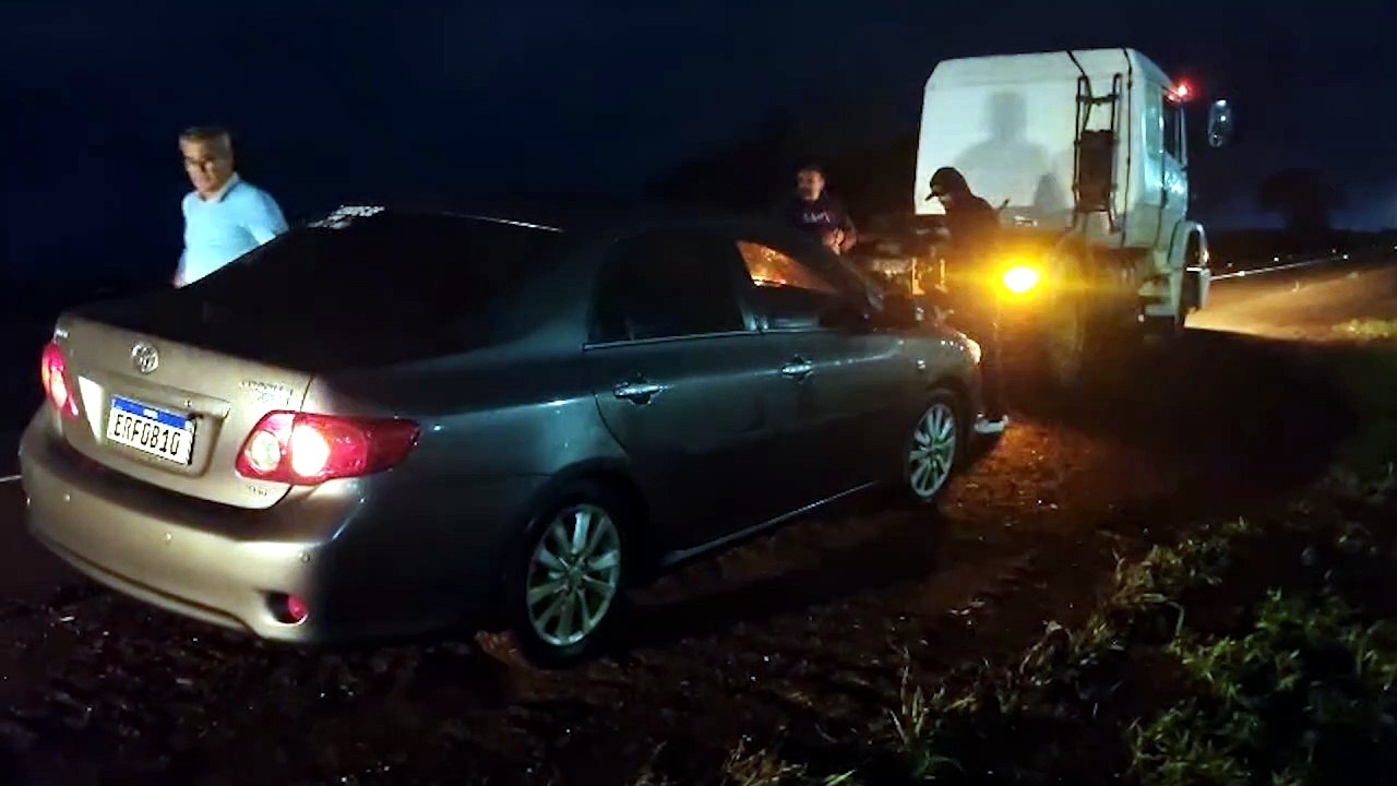 Corolla sai da pista após falha mecânica e fica preso em valeta na BR-369, em Cascavel