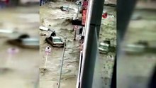 Selde can pazarı: Akıntıya kapılan aracın üzerinde yardım bekledi!
