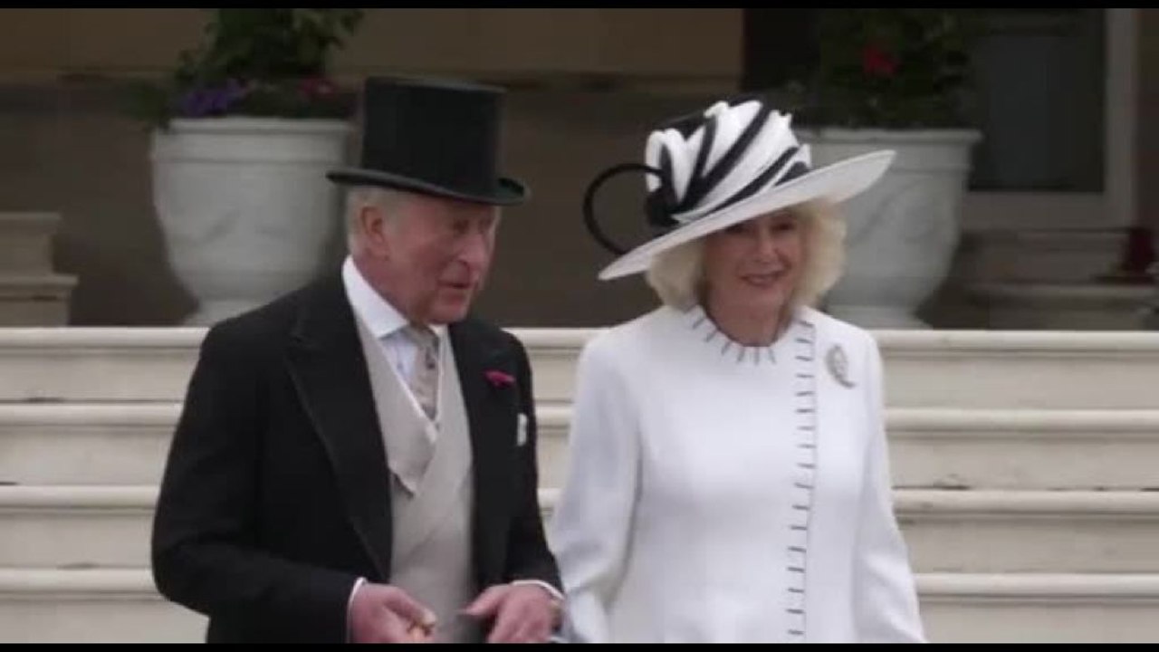 Re Carlo III offre un ricevimento in giardino a Buckingham Palace