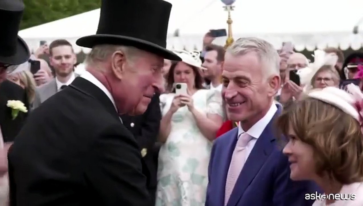 Re Carlo III offre un ricevimento in giardino a Buckingham Palace