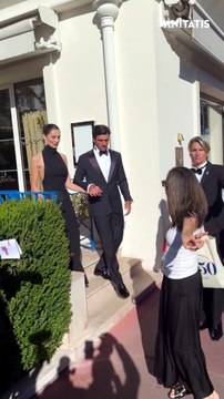 Carlos Sainz Jr y Rebecca Donaldson salen de su hotel para desfilar en la ceremonia inaugural del Festival de Cannes 2026.