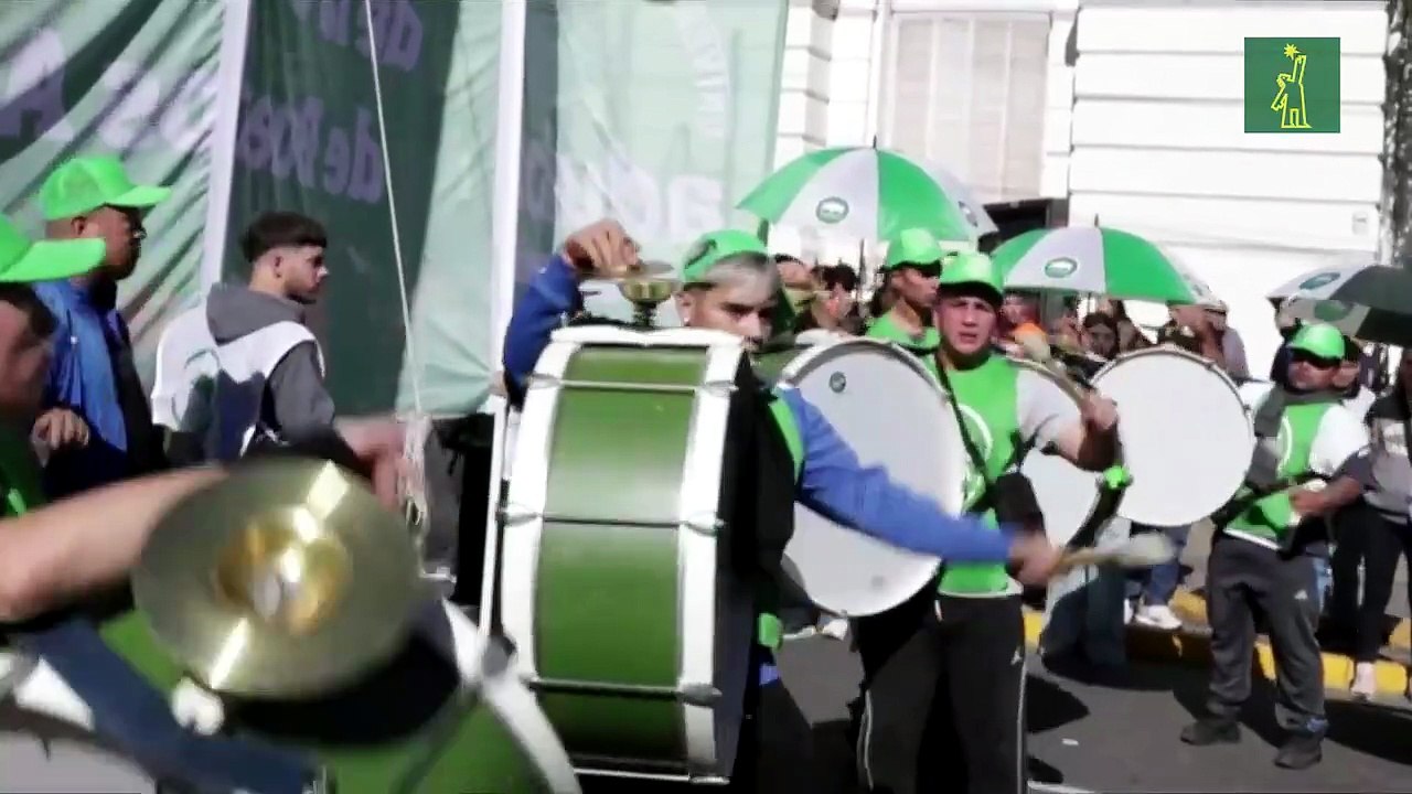 Decenas de miles de argentinos marcharon contra recortes de Milei a las universidades públicas