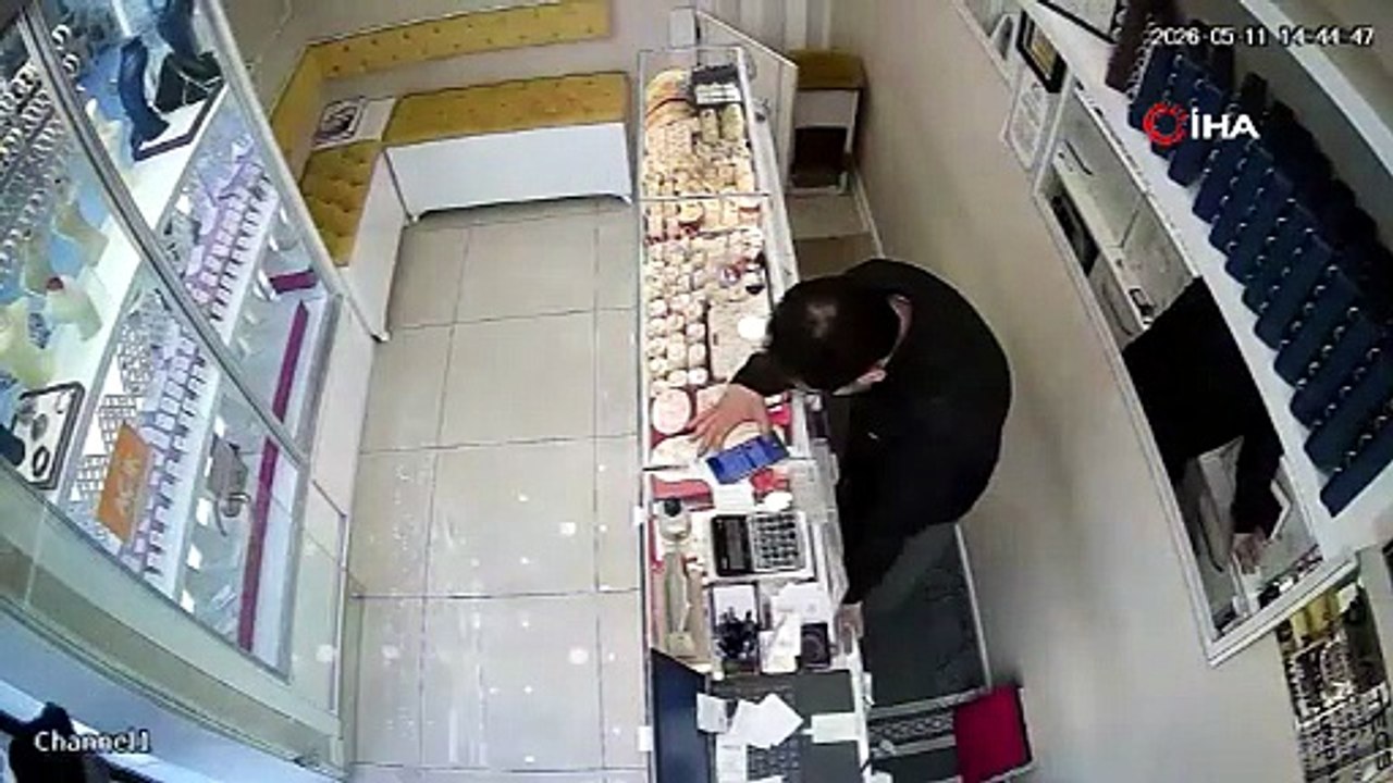 Altınları Kapıp Kaçtı