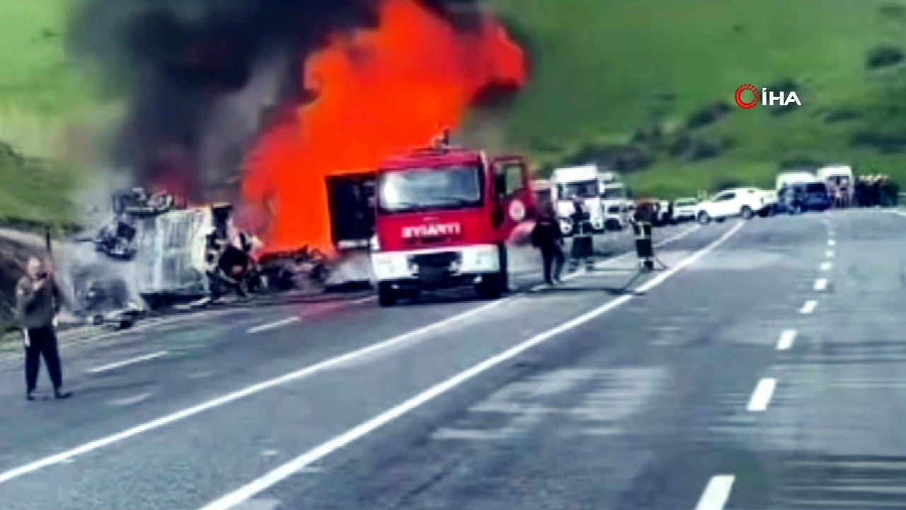 Van - Tatvan yolunda tırlar kafa kafaya çarpışarak alev topuna döndü