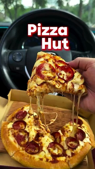 Nostalgic Pizza 🏻😍By @pizzahutpakistan Now i remember whats the difference.!1. Chicken Tikka