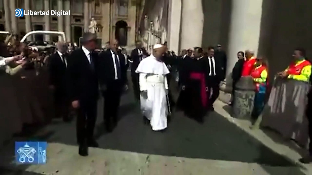 León XIV se arrodilla y reza en el lugar del atentado contra Juan Pablo II