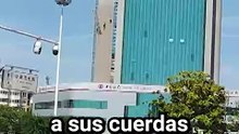 Pánico en China: plataforma colapsa y deja a dos hombres suspendidos 🚨🇨🇳