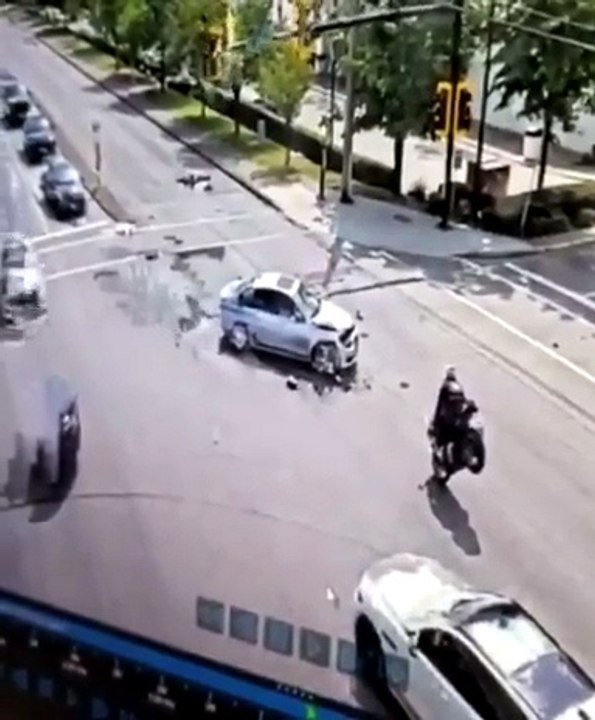 Moto fica pendurada em semáforo após batida e cena impressiona