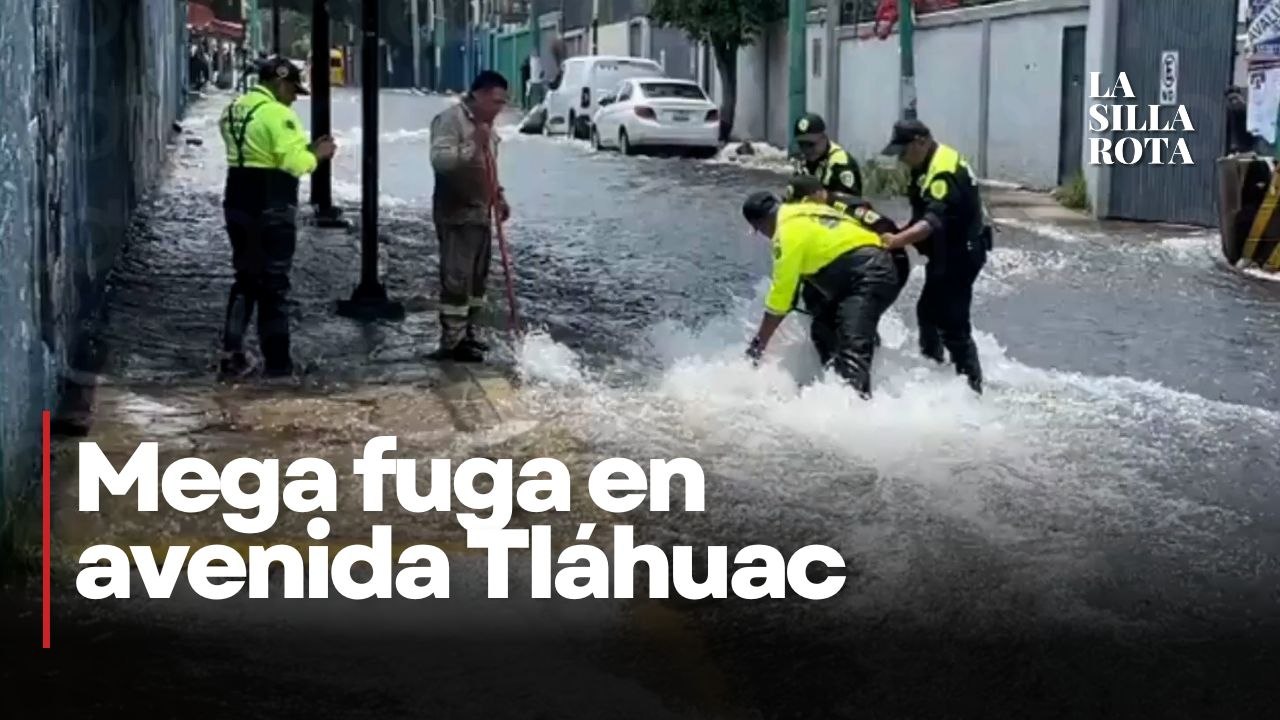 Mega fuga de agua colapsa avenida Tláhuac en Iztapalapa