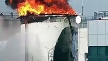 "النيران تلتهم كل شيء".. مشاهد مرعبة لحريق منشأة نفطية في مرسين التركية