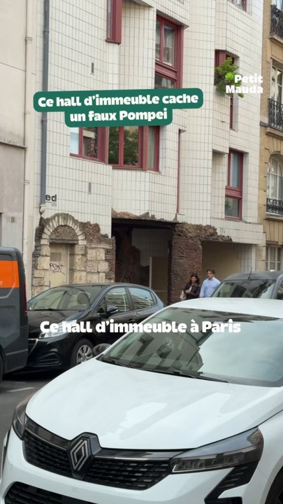 🏛️ Un hall d’immeuble parisien entièrement décoré… comme les ruines de Pompéi 🎁 Nos bons plans à retrouver en bio ! ❤️‍🔥👉🏻 Et abonne-toi a Petit Mauda pour plus d’inspiration ! 🌳©️ Crédit : @petitmauda