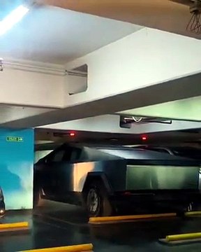 Diputado de LLA Manuel Quintar llega a la sesión en un Tesla de más de 300 M