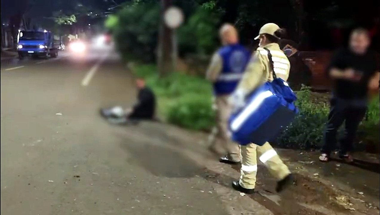 Batida entre carro e moto na Rua Londrina deixa rapaz ferido