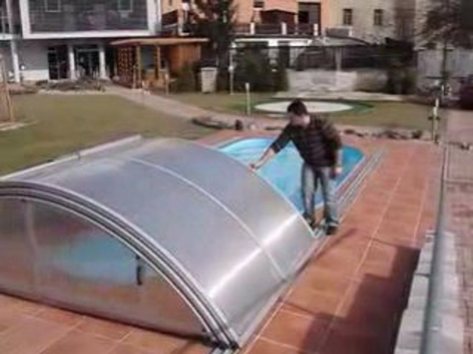 Abri piscine : un abri piscine idealcover facile à deplier