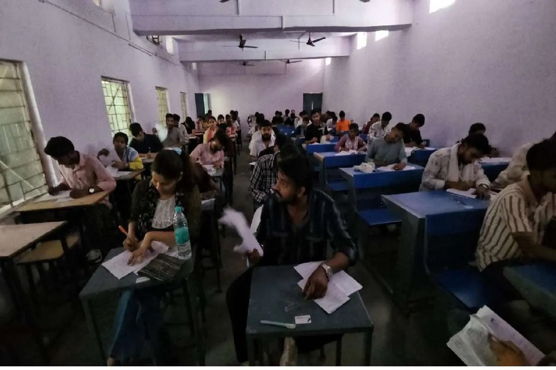 गर्मी में बिजली नहीं थी, परीक्षा कक्ष में कॉपिय...