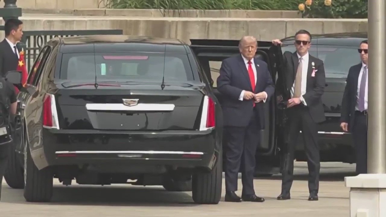 Trump and Xi's photo moment | everyone is talking about Trump's VISIBLY DISCOLORED HAND