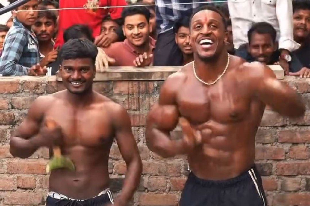 जौरा के योगेन्द्र से मिलने अमेरिका से मुरैना पहुंचे एशटन हॉल