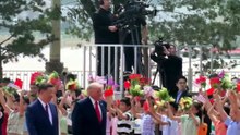 Crianças recebem Trump na China com saltos e cânticos. "Impressionado"