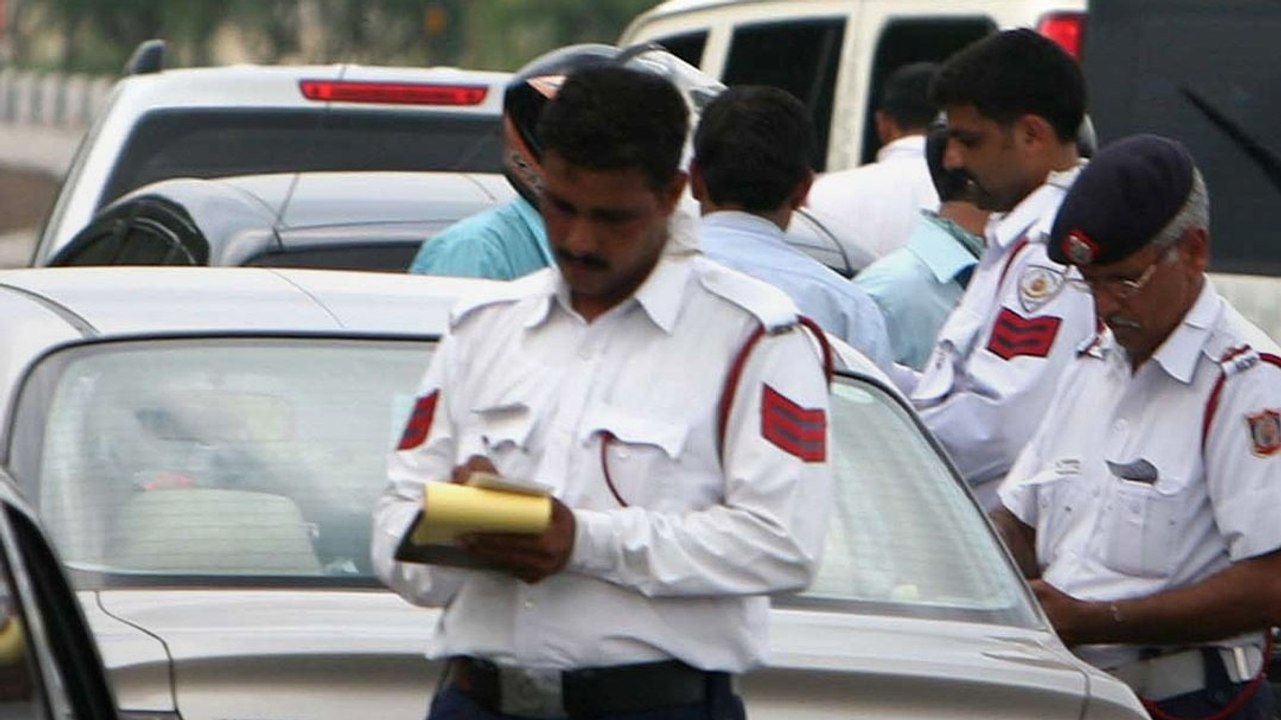 दिल्ली में रॉन्ग साइड ड्राइविंग पर सख्ती, 5 दिन में 7,249 चालान और 72 FIR