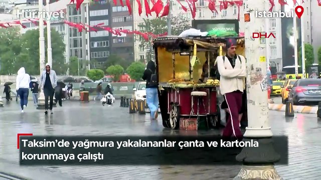 Taksim’de yağmura yakalananlar çanta ve kartonla korunmaya çalıştı