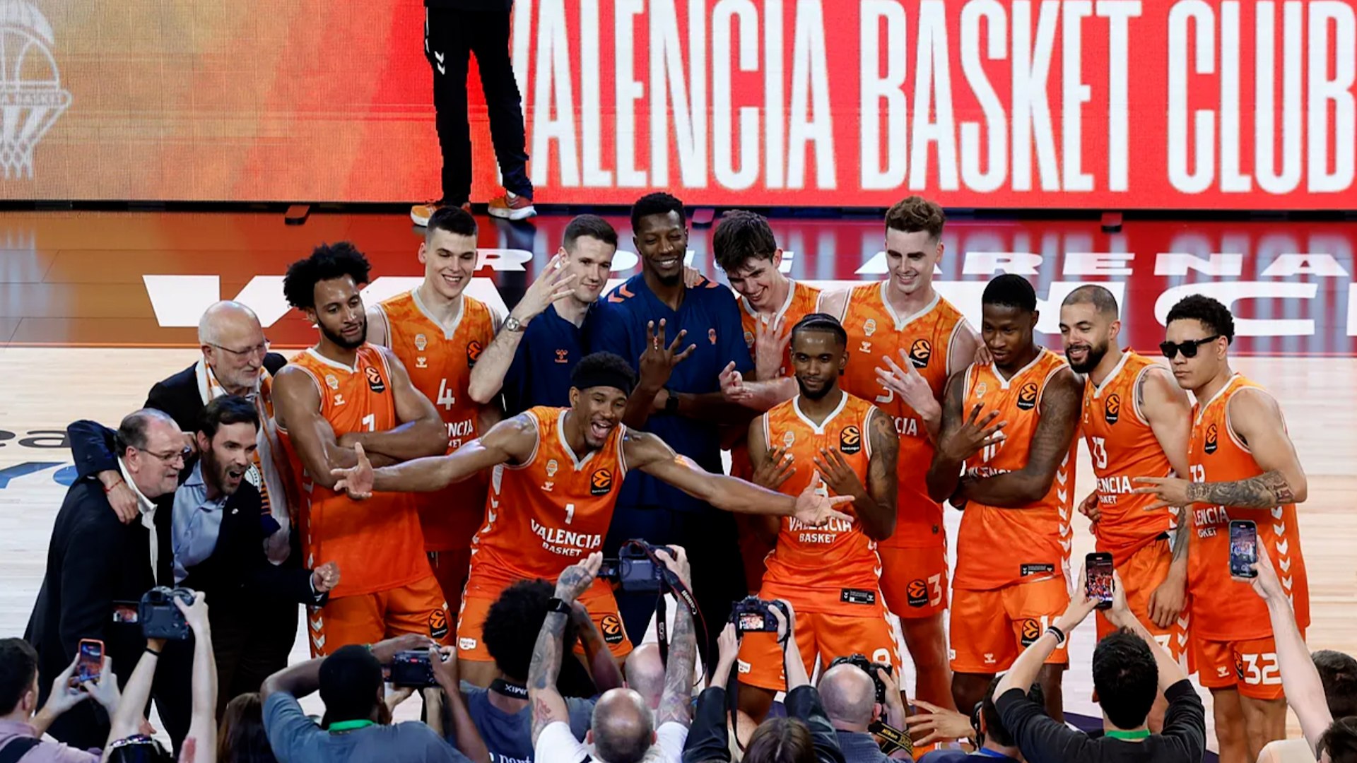 En una noche que quedar� grabada en los anales del deporte valenciano, el Valencia Basket ha logrado una gesta sin precedentes al clasificarse para la Final Four de la Euroliga por primera vez en su historia. El equipo taronja, impulsado por un Roig Arena vibrante y te�ido de naranja por 15.000 aficionados, se impuso con autoridad al Panathinaikos por un contundente 81-64. Juan Roig, el mecenas que rescat� el baloncesto valenciano hace tres d�cadas, celebr� a pie de pista la entrada de su equipo en el selecto c�rculo de la �lite europea.