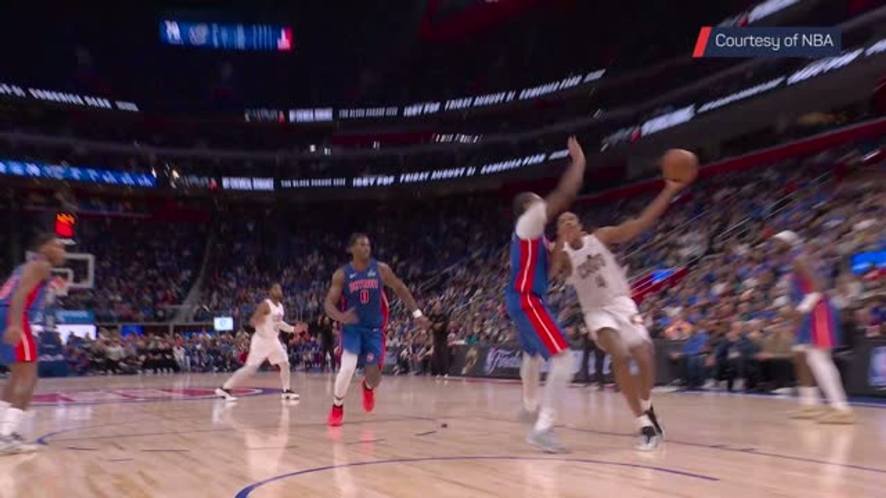 Cavs star Mobley soars for left-handed dunk on Thompson