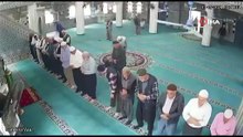 Camide korku dolu anlar! Namaz esnasında kalp krizi geçiren yaşlı adamı imam hayata döndürdü