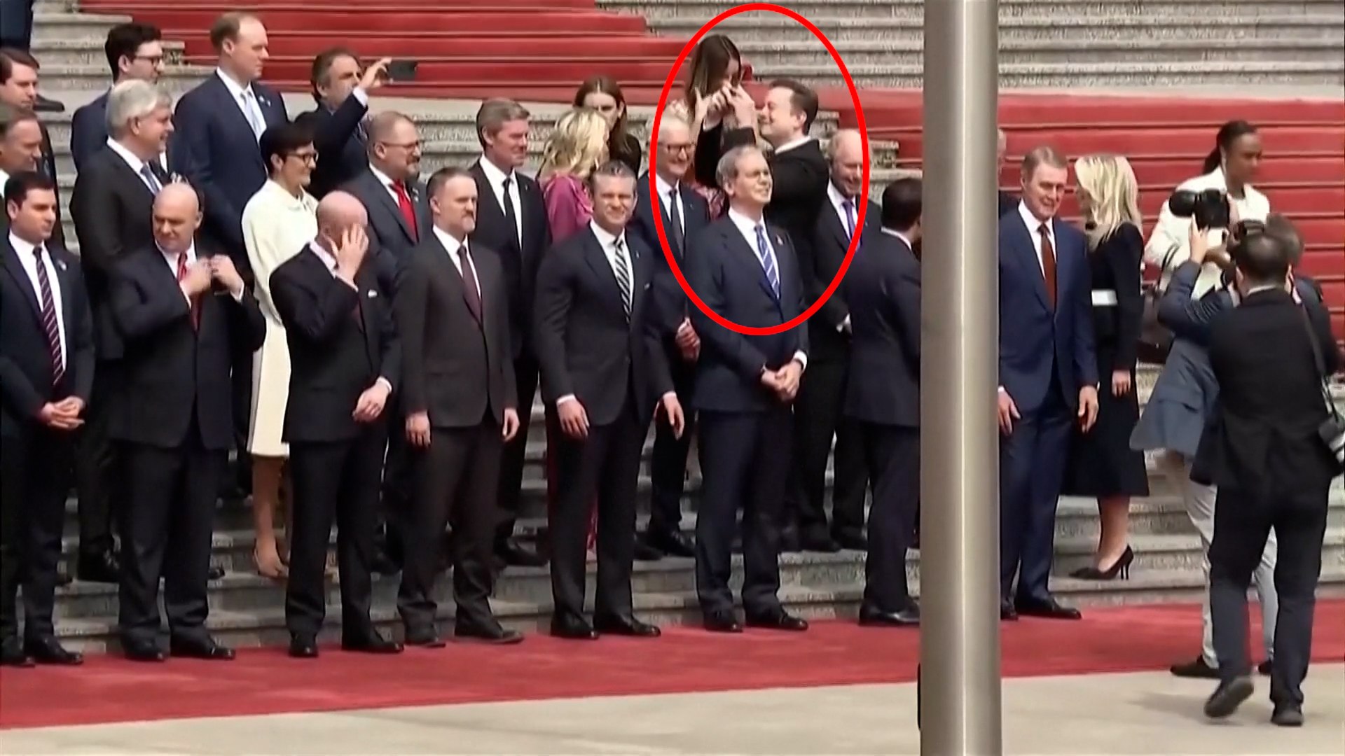 El Gran Sal�n del Pueblo en Pek�n ha sido testigo de una de las im�genes m�s curiosas y comentadas de la diplomacia internacional reciente. En medio de la rigidez y el protocolo que suelen rodear los encuentros bilaterales de alto nivel, el magnate Elon Musk ha protagonizado la an�cdota de la jornada al ser captado grabando con su propio tel�fono m�vil desde las imponentes escaleras del edificio oficial.