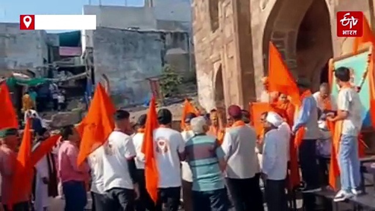 सम्राट पृथ्वीराज चौहान की जयंती पर चौहान वंश की अंतिम निशानी गढ़ बिठली के द्वार पर फहराया गया भगवा ध्वज