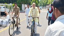 पेट्रोल-डीजल बचाने के लिए साइकिल पर निकले मंत्री सुरेश खन्ना, हर हफ्ते निभाएंगे संकल्प