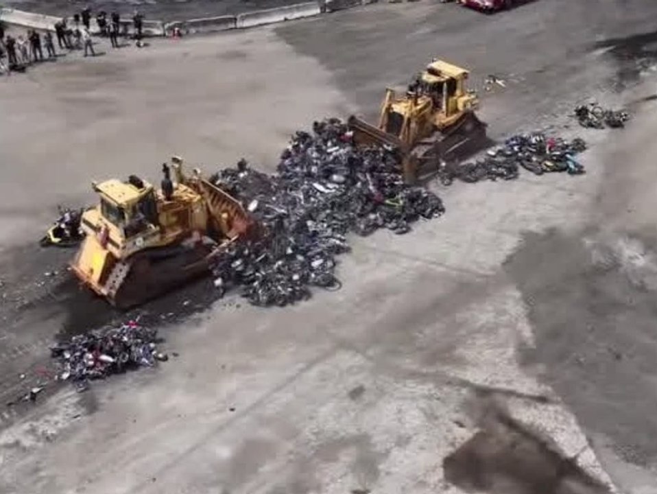 Polizei geht mit Panierraupen auf Motorroller los