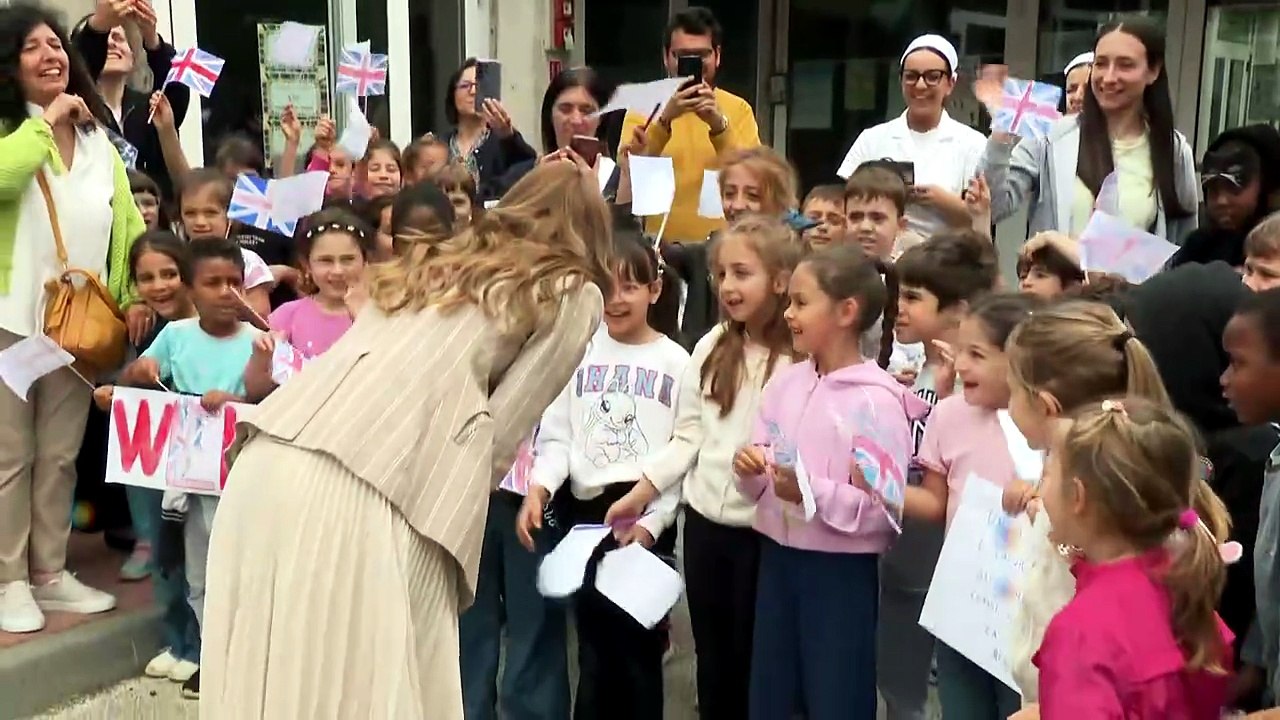 Italian schoolchildren welcome Kate with Britis...