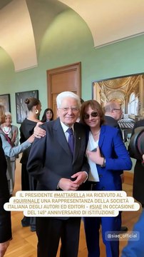 Gianna Nannini bacia il presidente della Repubblica Sergio Mattarella
