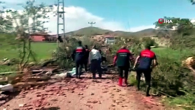 Çorum'da hortum dehşeti: Köyün içinden geçti, ortalık savaş alanına döndü