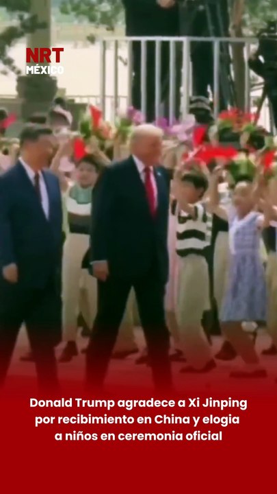 👧🧒 Niños chinos fueron captados saltando y agitando flores, así como banderas de Estados Unidos y China, durante la ceremonia de bienvenida a Donald Trump en Pekín, donde caminó junto al presidente Xi Jinping.