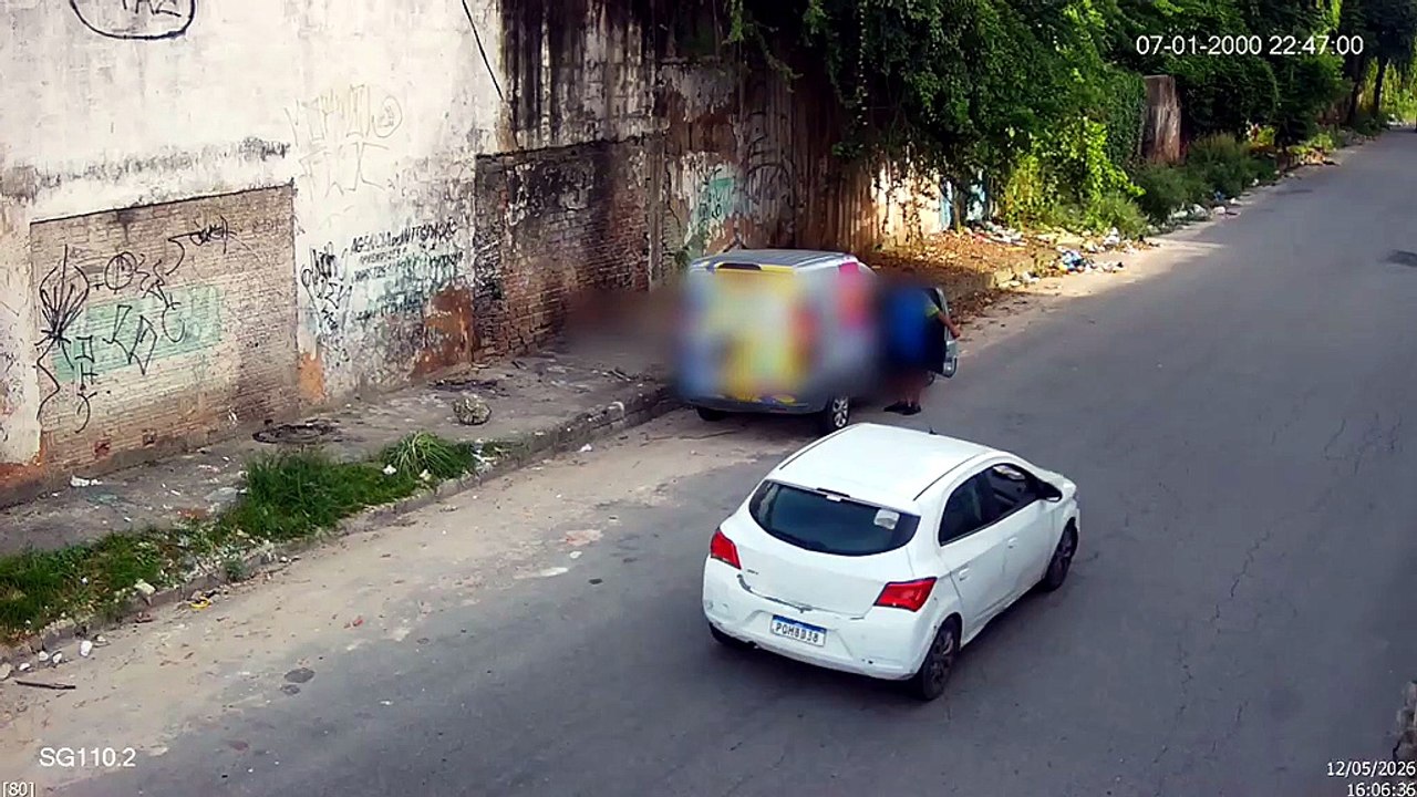 Vídeo flagra panificadora descartando papelões na rua