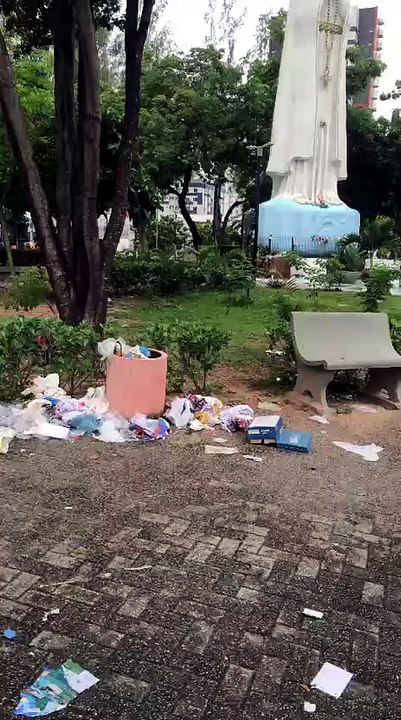 Praça Pio IX amanhece suja após festejos de Nossa Senhora de Fátima